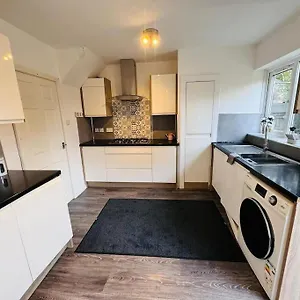 3 Bedroom Modern House In Luton Lu4 0ty - Amazon Prime , Luton (Bedfordshire) United Kingdom
